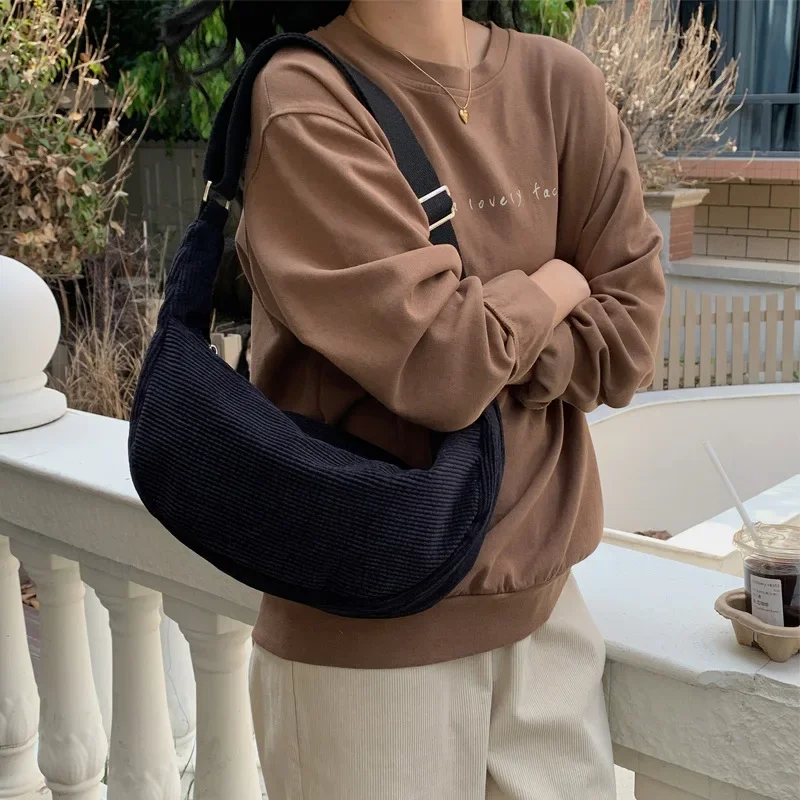 

Retro Ins Wind Light Core Velvet New Bag Fashionable Casual Simple Versatile Crescent Cross Bag
