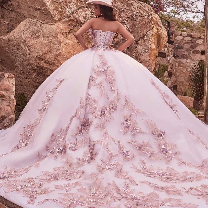 فساتين Quinceanera لامعة أرجوانية فاتحة قبالة الكتف مزينة بالدانتيل مطرز بالكريستال تول مشد حفلة عيد ميلاد حلوة 16 فستان