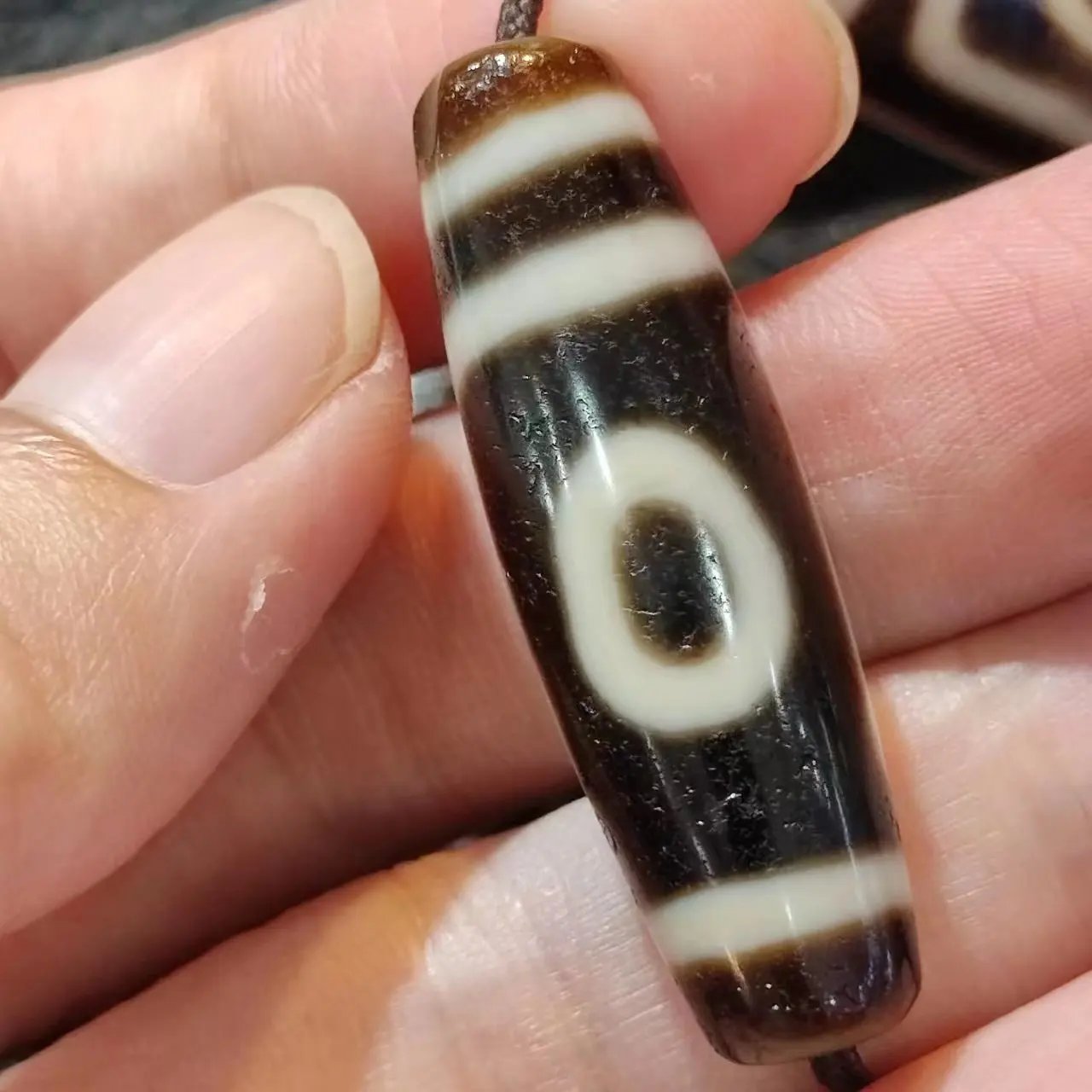 

1pcs/lot Natural old agate two-eyed seven-eyed totem dzi Precious varieties Weathering lines Old mineral materials Fine taki