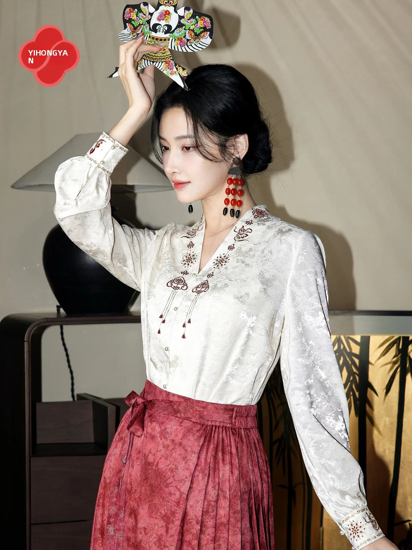 

New Chinese Style Shirt Women's Gold Thread Embroidery Heavy Work Lantern Sleeve Female Top Fashion Summer 2026 E.Beauty