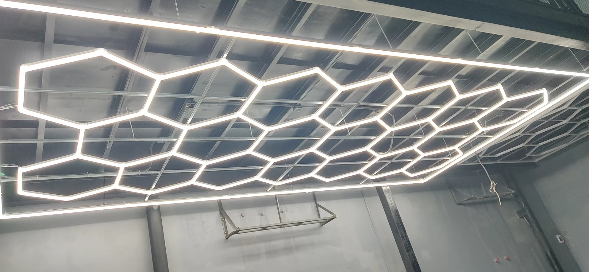 

Customized 3*7.2M Hexagon Honeycomb Garage Led Lights for Auto Detailing Workshop with Outline