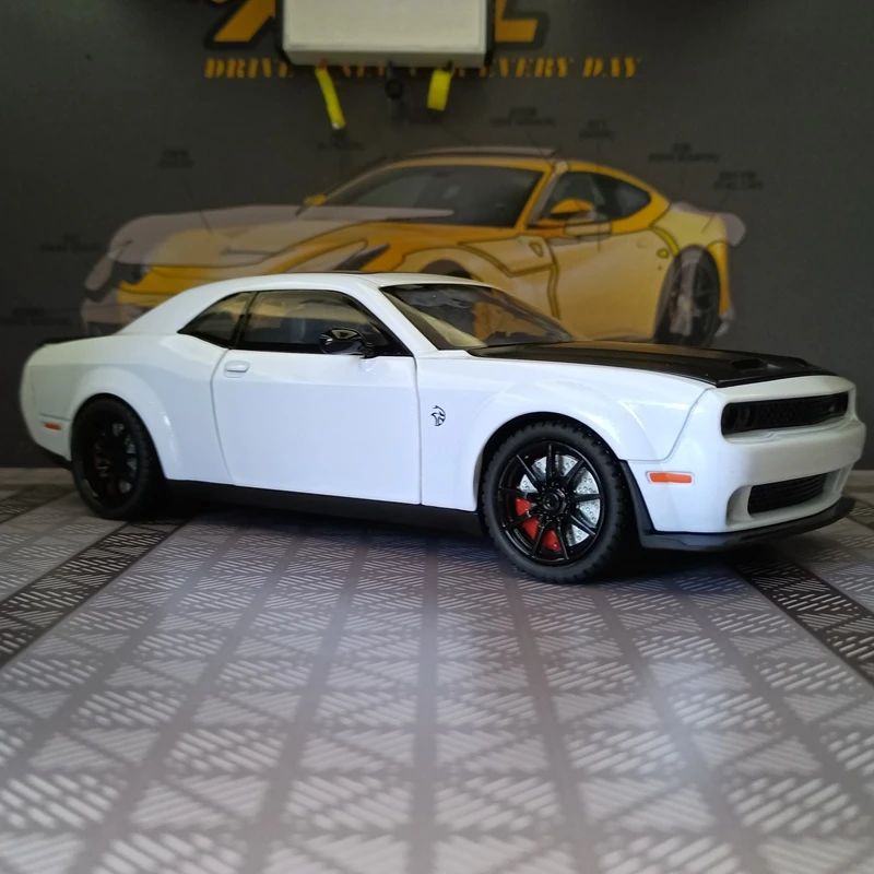 1:24 simulation Dodge Hellcat alloy car model doors and the front hood and trunk door can be opened has sound and lighting