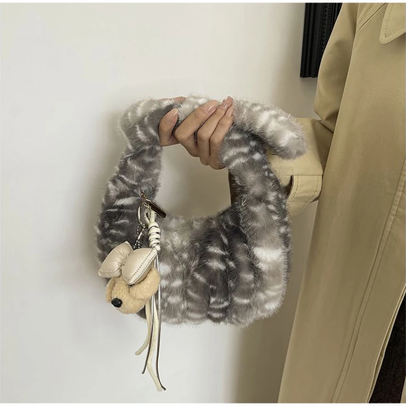 Handtasche mit Reh-Spot-Textur und Kunstfell-Griff, flauschige Plüsch-Tragetasche mit Taschenanhänger, weiche, flauschige Winterhandtasche für Damen – Detail 21