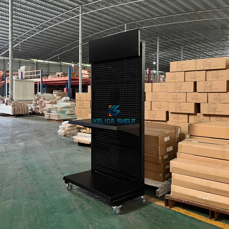 Custom. رف عرض Pegboard معدني مخصص مع استخدام متجر بيع بالتجزئة بعجلات