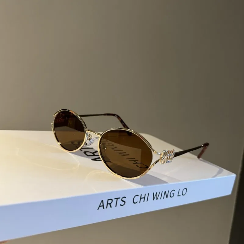 Nieuwe modemerk ovale zonnebril voor vrouwen retro klein frame vrouw man metalen cat eye bril tinten uv-bescherming zonnebril - afbeelding 2