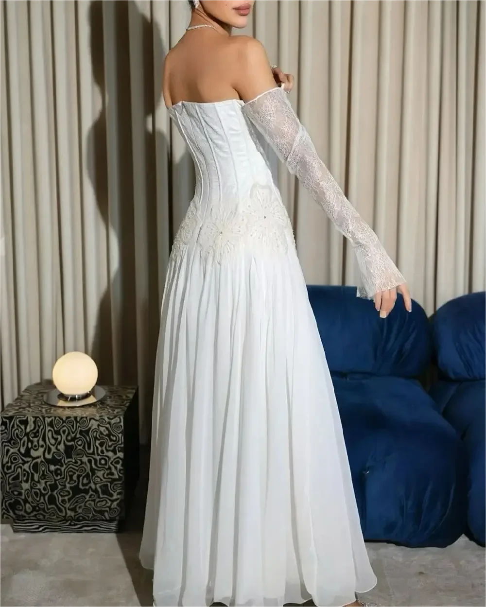 فستان حفلات شيفون أبيض حديث مخصص برقبة قارب رقيقة قبالة الكتف وأكمام طويلة فستان الحفلات فساتين المشاهير الناعمة