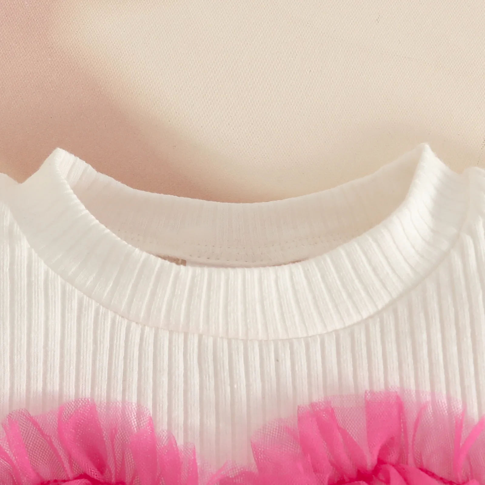 Zestaw na Walentynki dla dziewczynki: uroczy tiulowy komplet z nadrukiem serduszek, składający się z bluzki z krótkim rękawem, szortów i beretki.