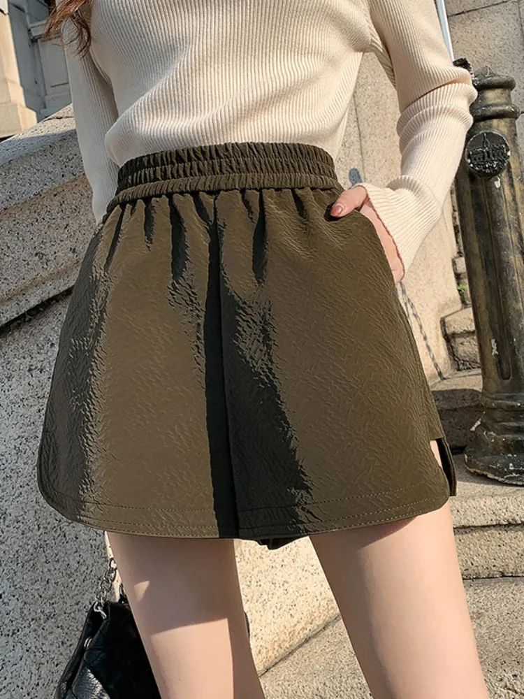 Pantaloncini in pelle jacquard Design Sense da donna in autunno pantaloni corti a vita alta elastici sottili casual larghi e versatili