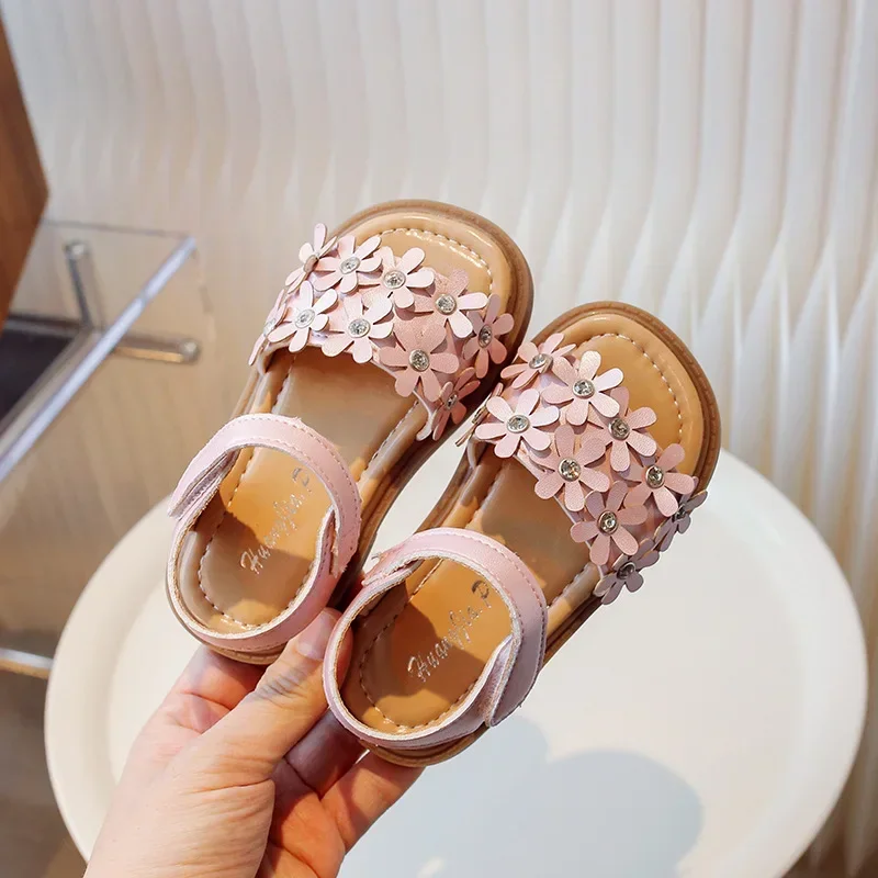 

Kids Summer Breathable Sandals Girls Flower Rhinestone Beach Shoes Soft Soled Girls Velcro Princess Casual Versatile Sandals