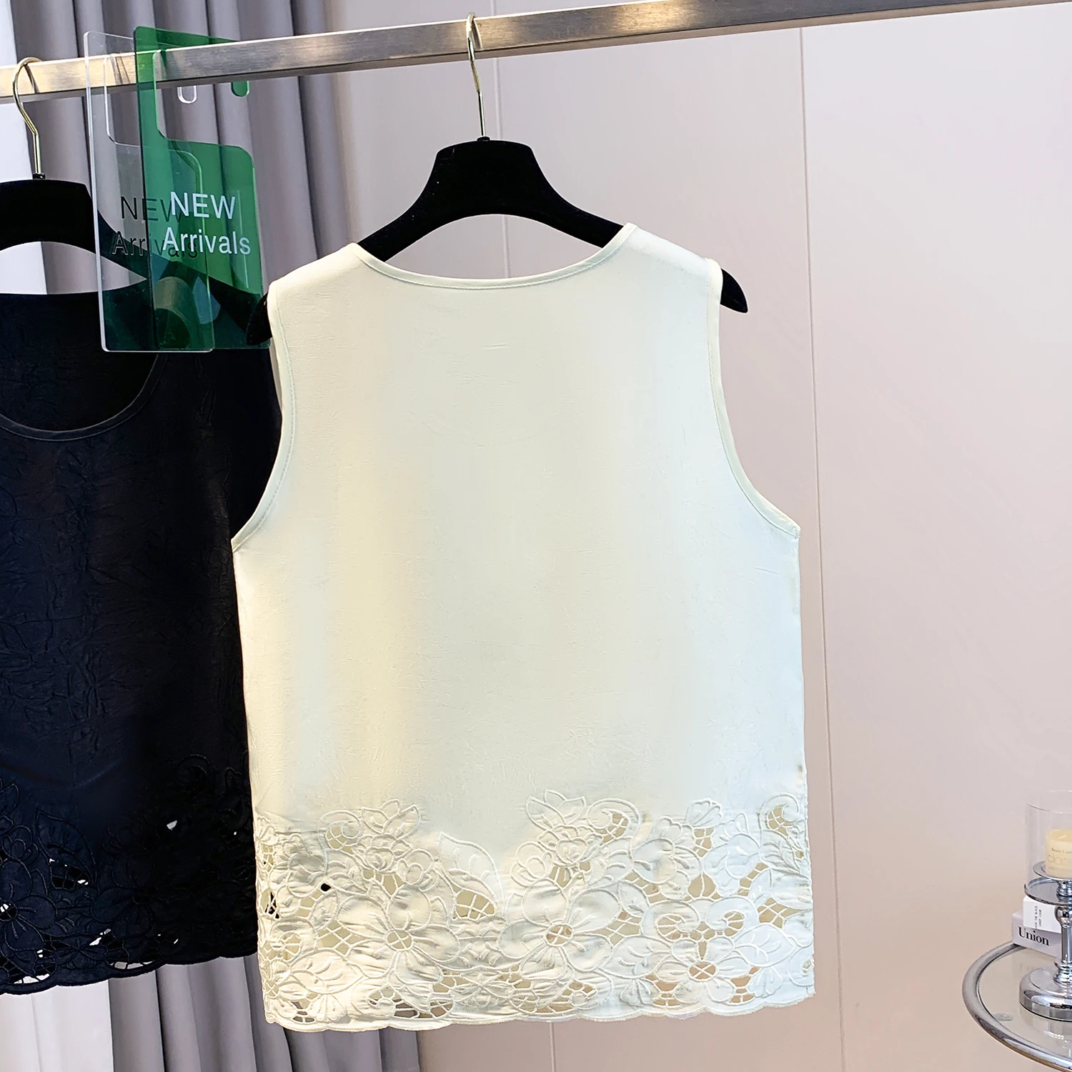 توب نسائي صيفي جديد بتطريز ثقيل ودانتيل مفرغ، حمالة من الحرير الساتان متعددة الاستخدامات برقبة مستديرة، تصميم أنيق للعمل بقصة...