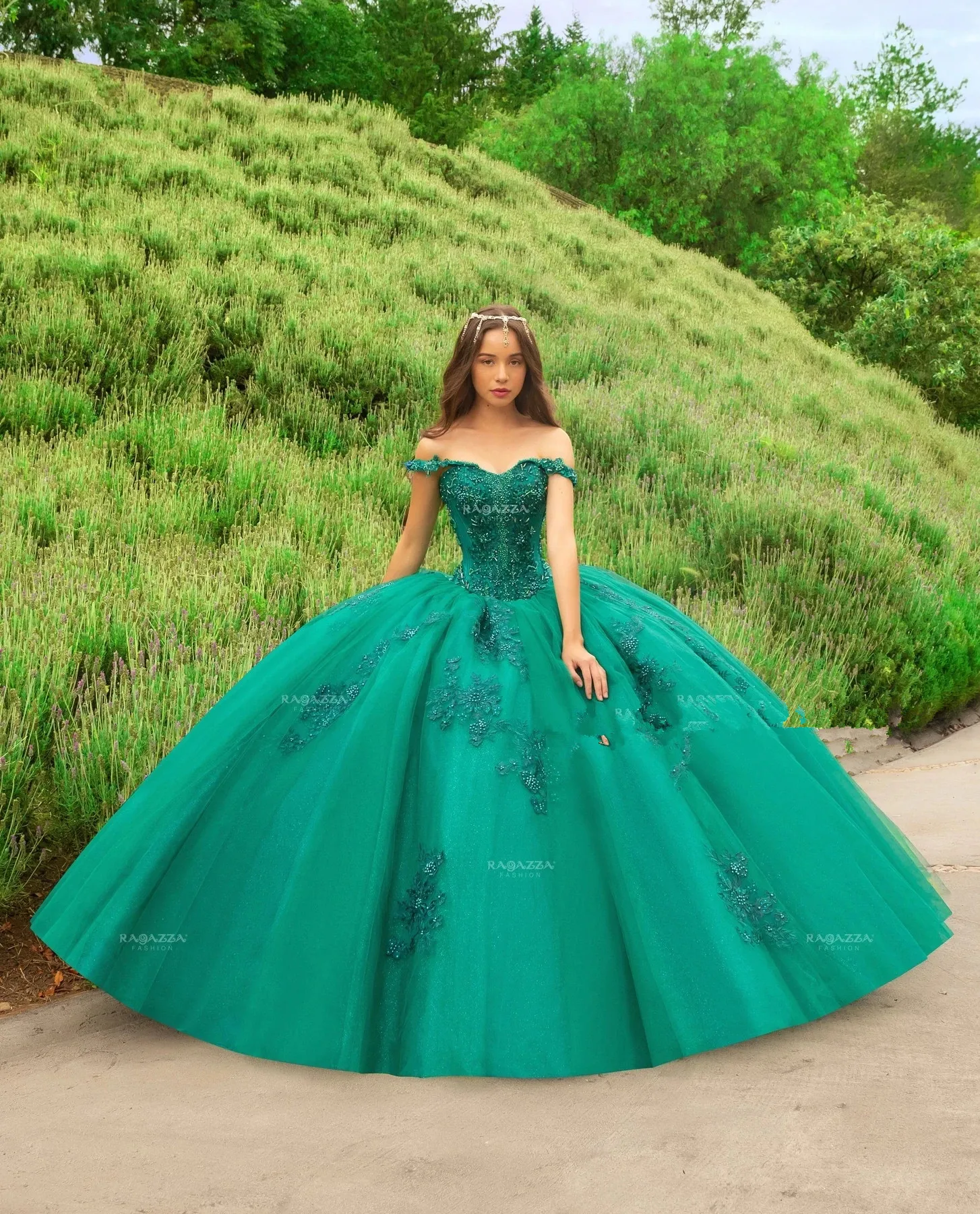 สีเขียว Quinceanera Ball Gown ปิดไหล่ Tulle Appliques ไข่มุกเม็กซิกันหวาน16ชุด15 Anos