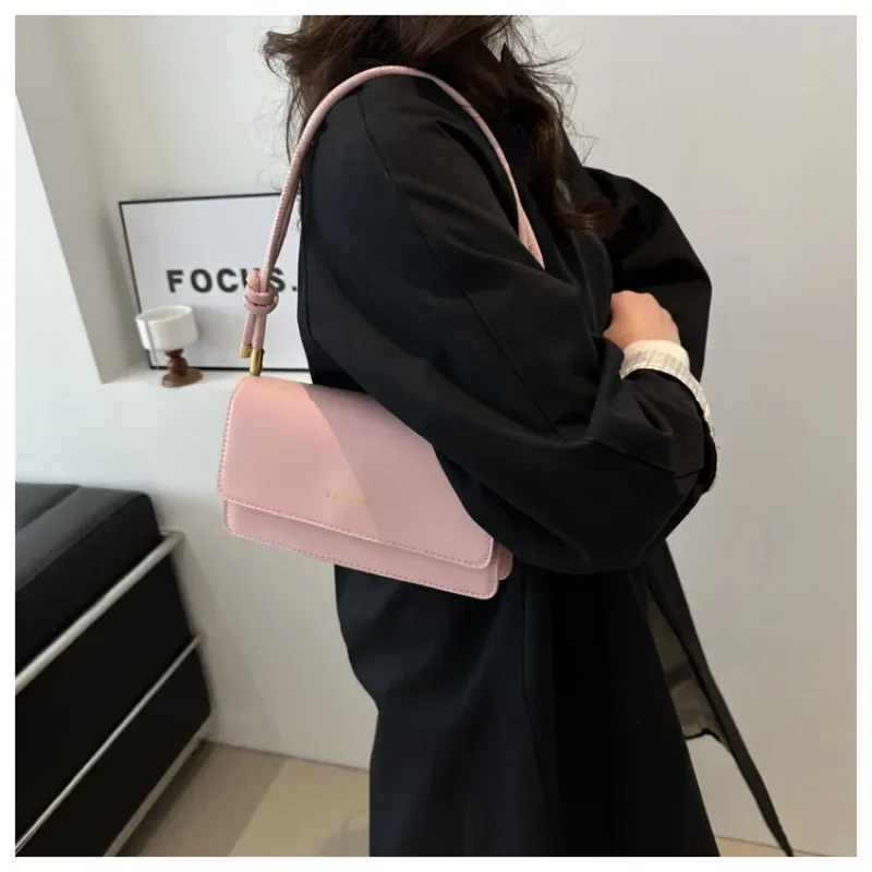 

2024 Winter New Fashion Personalized Instagram Korean Edition Small Form Design Sense Crossbody Bag Texture Shoulder Bag