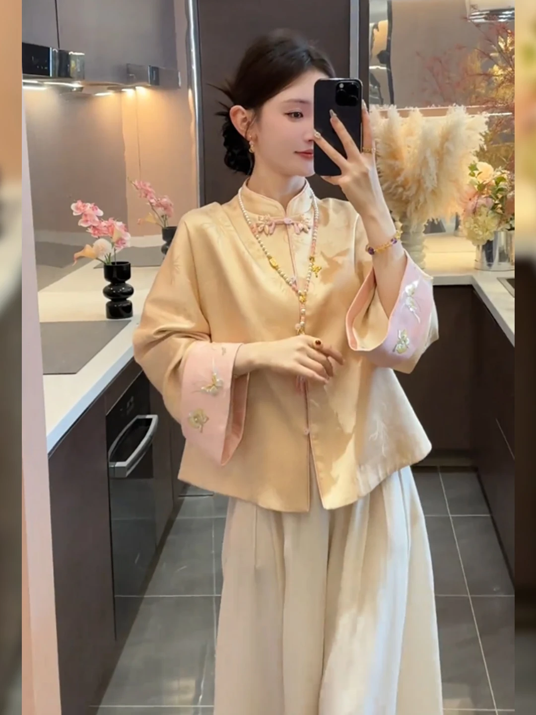 

Elegant Short Satin Embroidered Jacket Women's Fashion Autumn Winter New Chinese Style Casual Wear Comfortable High Quality Top
