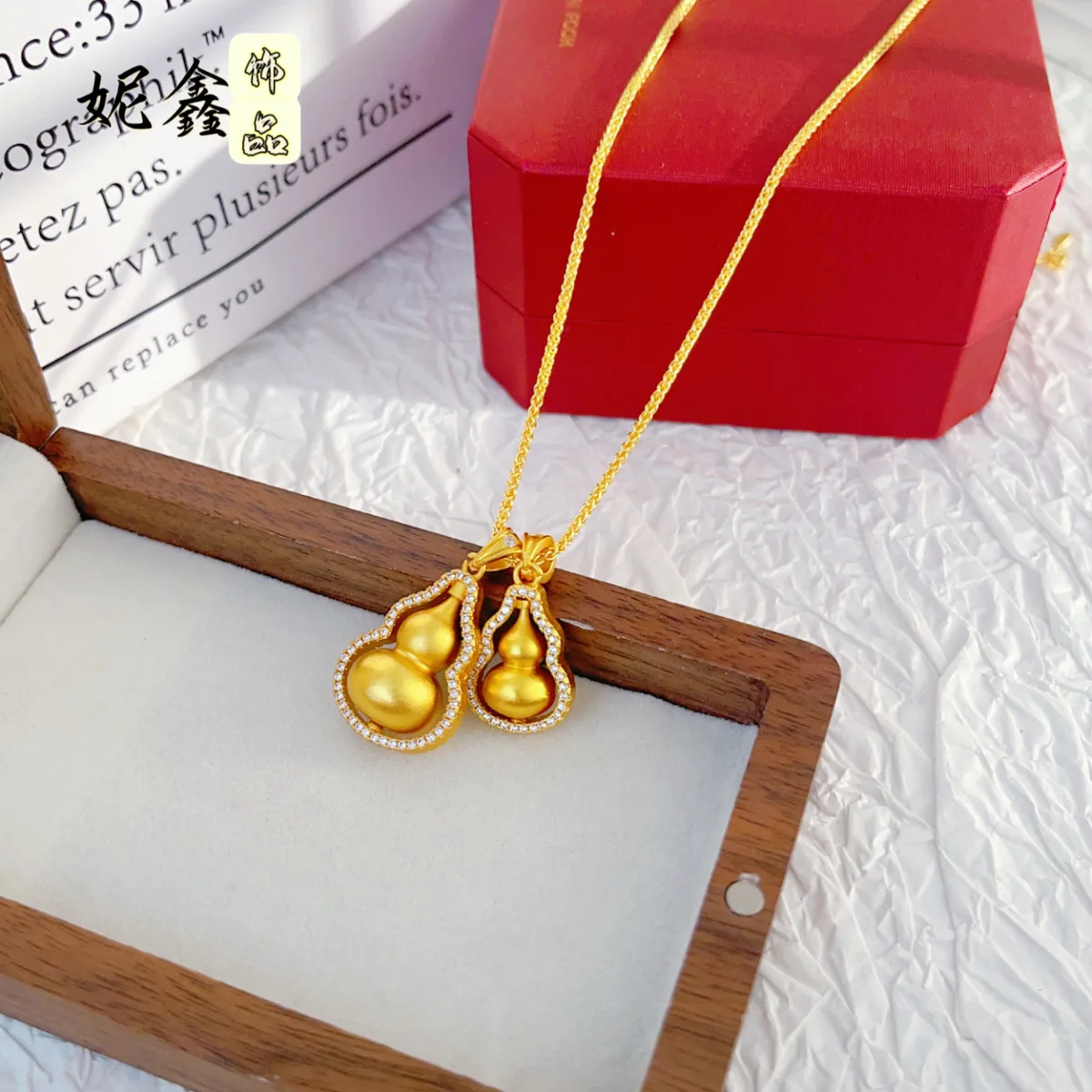 

Women's Rotating Double Gourd Pendant, 24K Gold, AU999 | "Stability" engraving with leaf motifs, subtle professional charm.