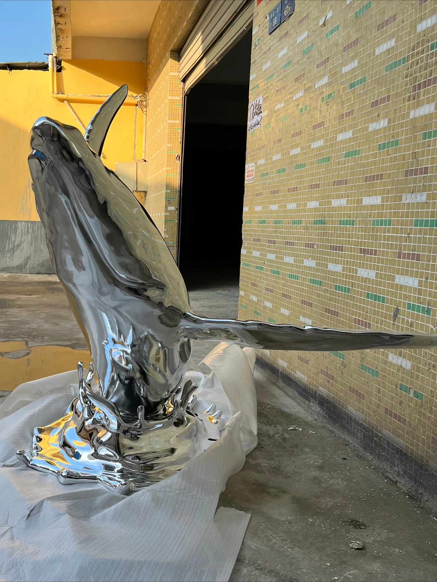 High-end fiberglass electroplating dolphin wall decoration hotel lobby sales office art sculpture
