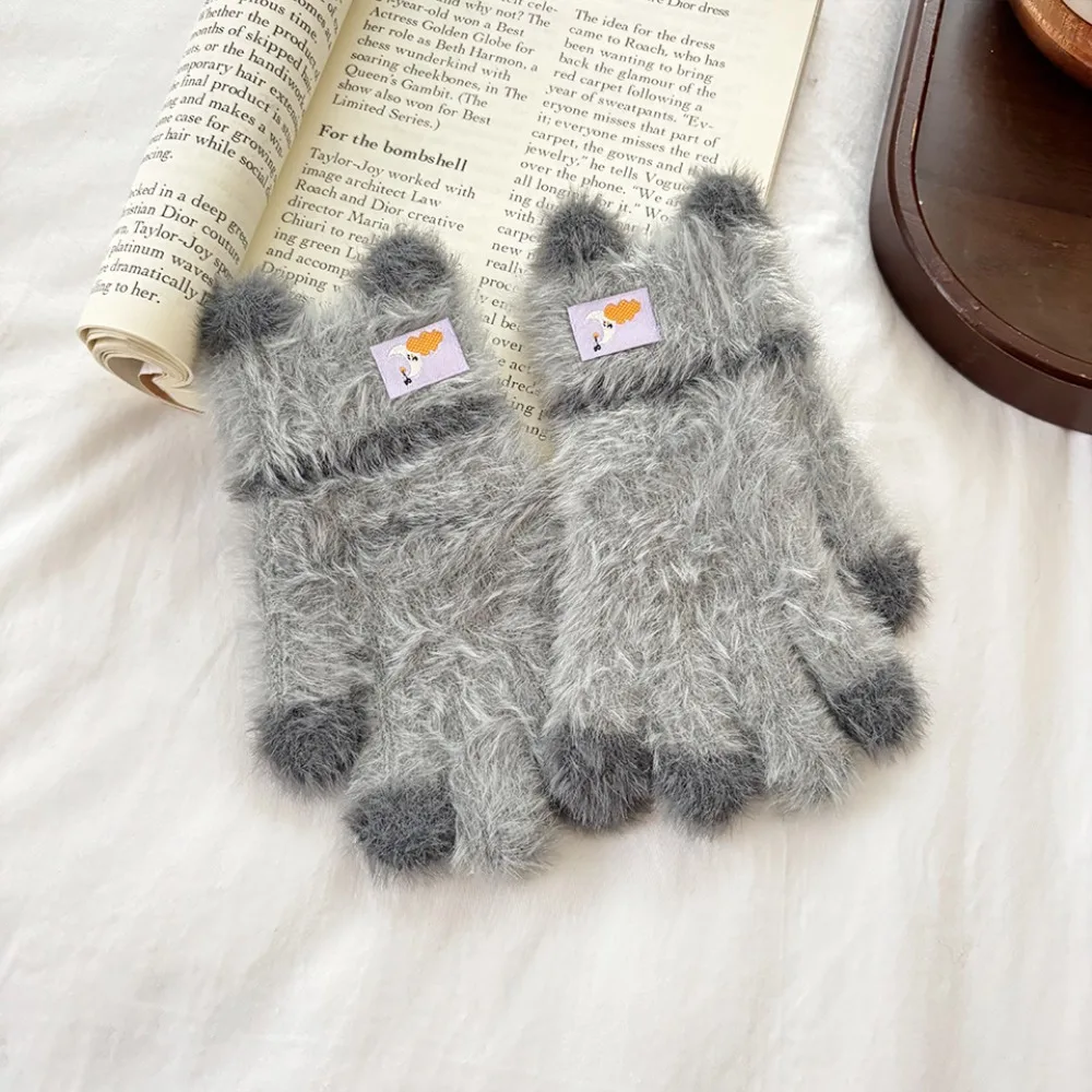 زوج من قفازات الأطفال الصغار تشبه المنك مادة الشعر الطويل سميكة الدافئة قفازات الشتاء الدافئة 3-8 سنوات قفازات الحماية الباردة