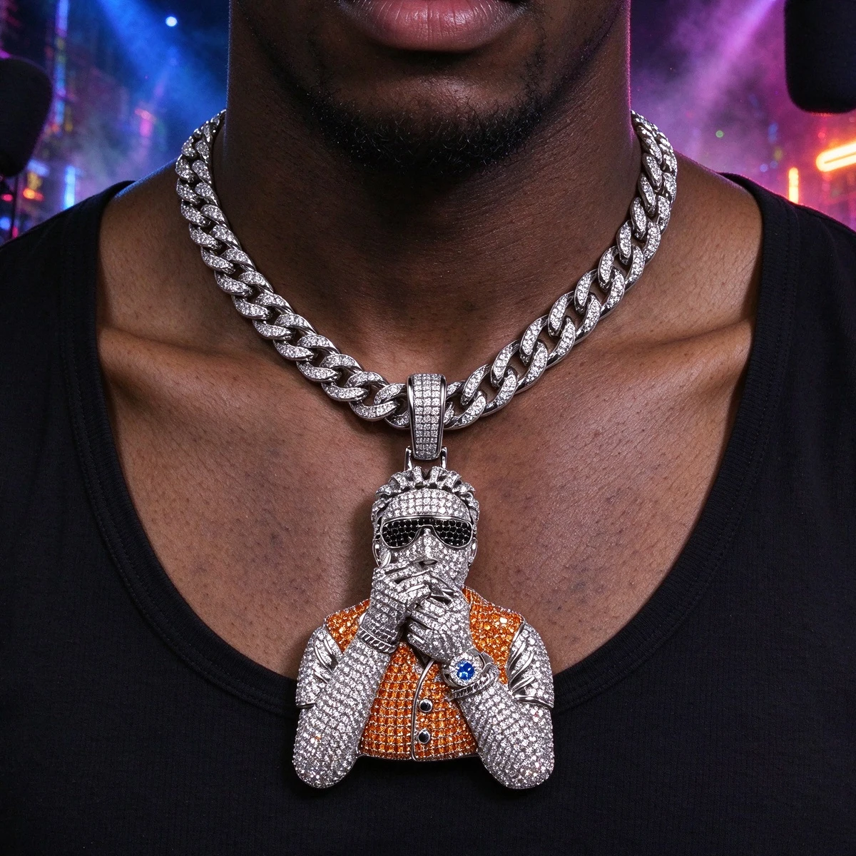 Colgante con figura de rapero en 3D, con baño de oro de 18 quilates, diseño de gafas de sol, chaleco y reloj de pulsera. Collar de estilo hip hop con incrustaciones de diamantes, totalmente adornado con brillantes, ideal para hombres, para usar con ropa urbana, como pieza de joyería llamativa, un regalo perfecto para los fans del rap, para fiestas de cumpleaños o para usar en clubes. Se puede combinar con una cadena cubana.