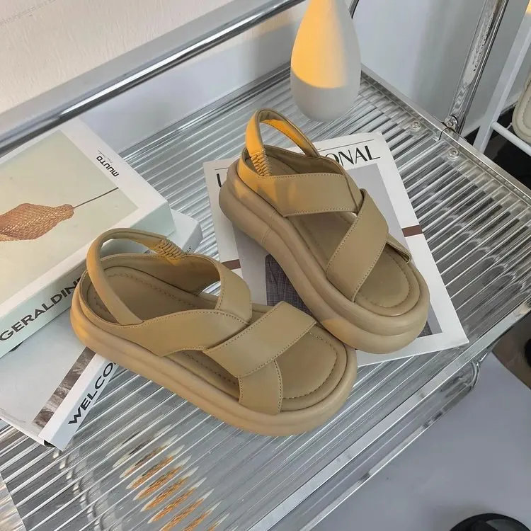 Bocca superficiale sandalo da spiaggia donna croce di lusso 2024 abito estivo femminile beige punta aperta scarpe da donna zoccoli con tacco comfort