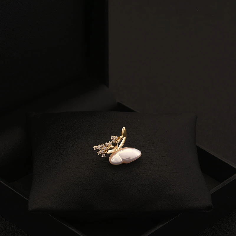 Elegant Butterfly Small Brooch Women Fashion Insect Shirt Neckline Summer Anti-Exposure Cardigan Buckle Jewelry Collar Pins 6016