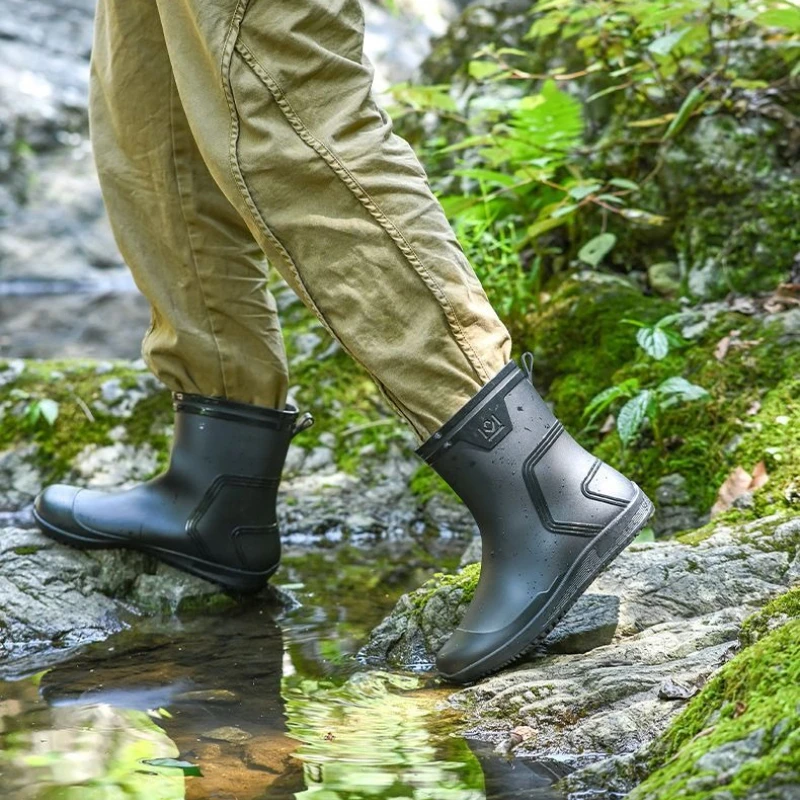 

Молодые студенческие рабочие полувысокие мужские туфли, мягкие сапоги на резинке, подростковые лоферы, качественные пластиковые сапоги с широкими пальцами, 2025 грязевые непромокаемые сапоги для мужчин