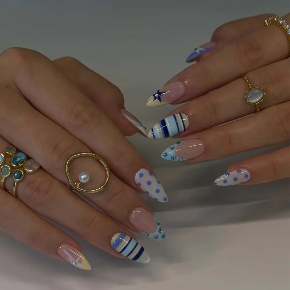 24pcs uñas postizas almendra medianas con diseño de rayas, estrellas y lunares, francesas negras, tips desmontables para arte de uñas 6