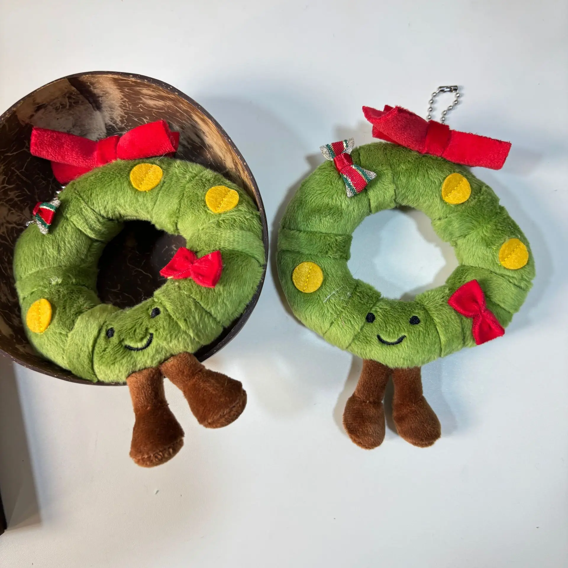 Cute Plush Toy Creative Christmas Wreath Plush Pendant Keychain Home Decor Red Bow Wreath Plush Doll Christmas Eve Holiday Gift