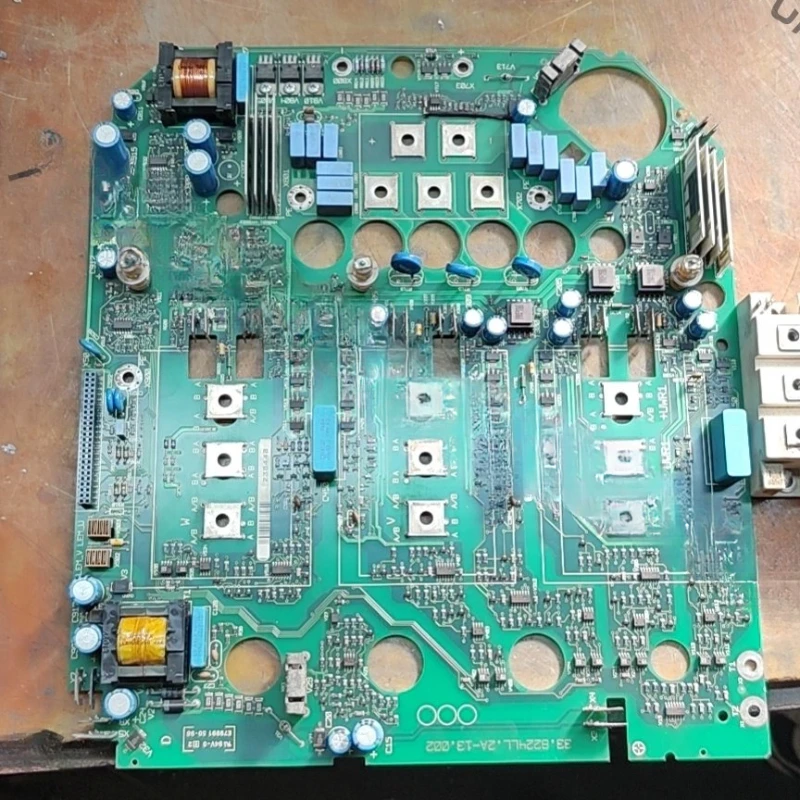 

LENZE 8224lp 8224lp.2B is fully functional and bargaining.