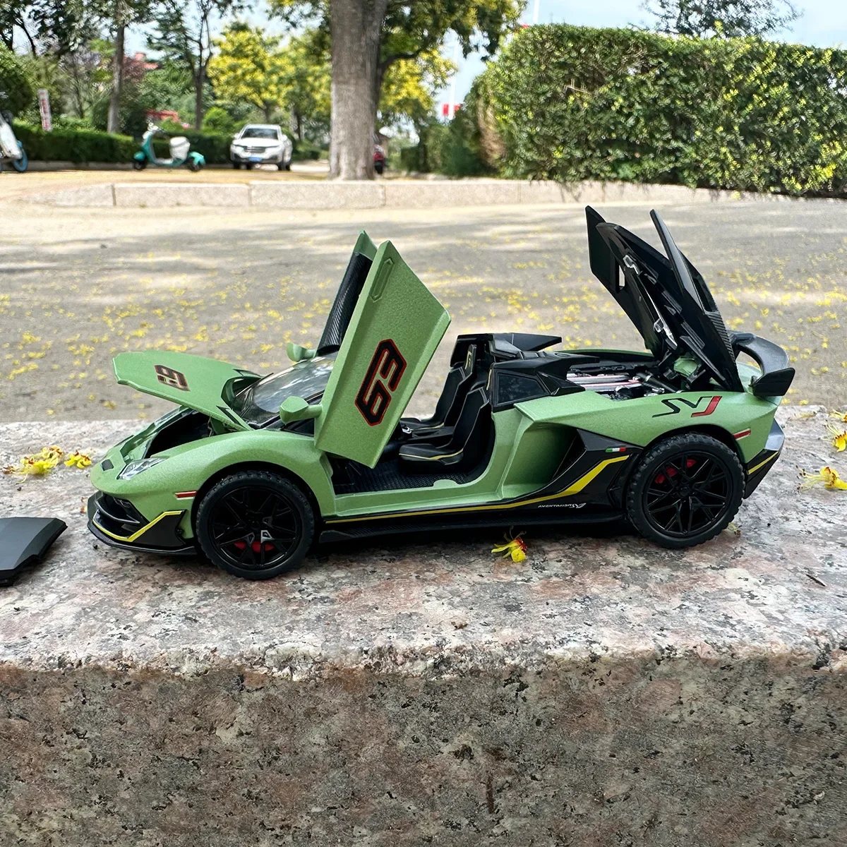 1:32 Lamborghinis Aventador SVJ63 Supercar Modello di auto in lega Suono e luce Tirare indietro Giocattolo per bambini da collezione Regalo di compleanno
