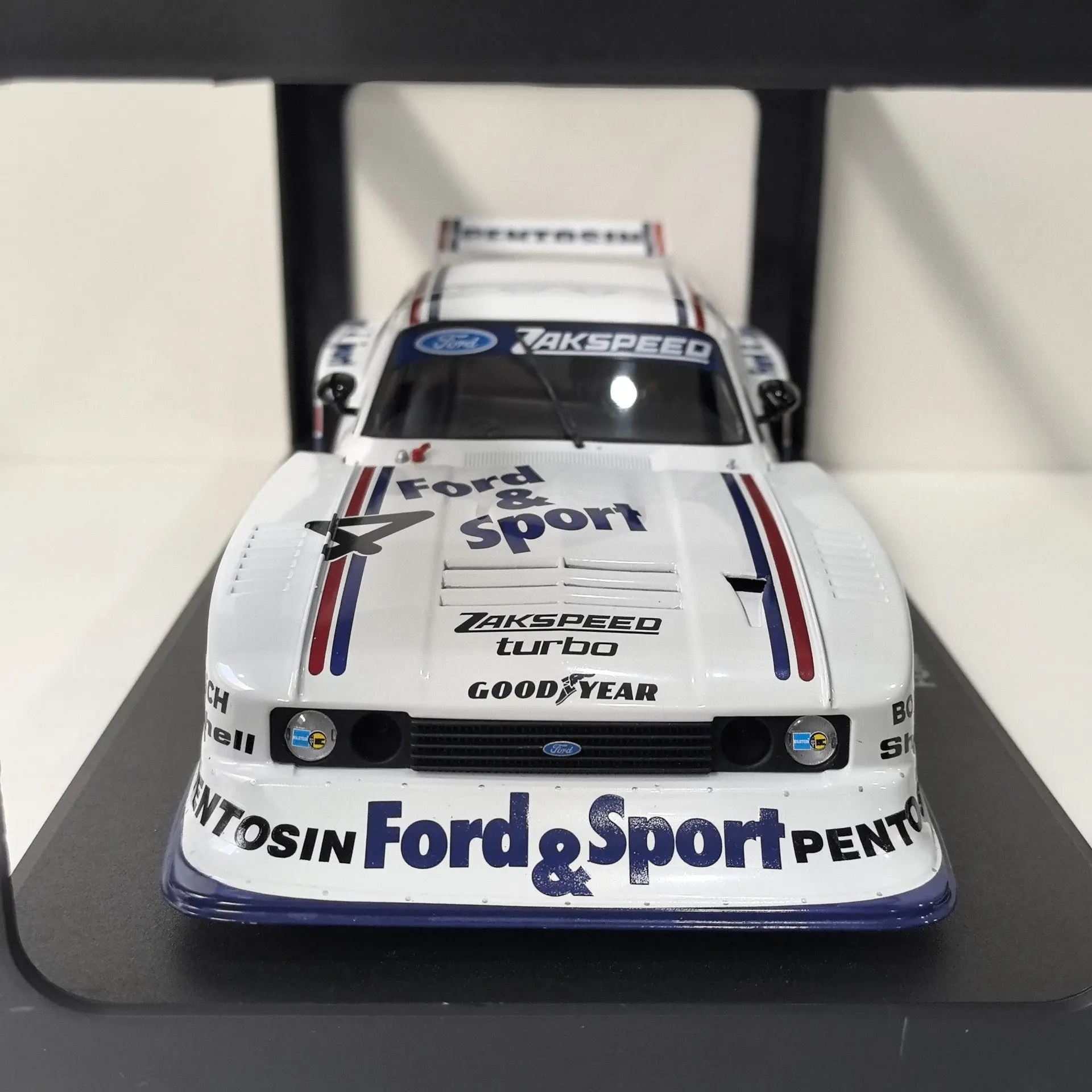 Diecast WERK83 1/18 Scale FORD CAPRI #4 Ford Racing Car V7 Alloy Car Model - view 4