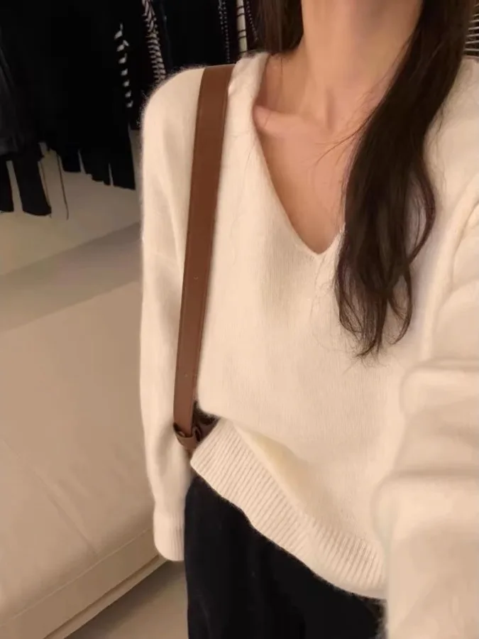 

White Loose V-Ne Knitwear Women's Faion Versatile Long Sve Base irt Inner Wear Top for Autumn Winter Chien Heart Ne