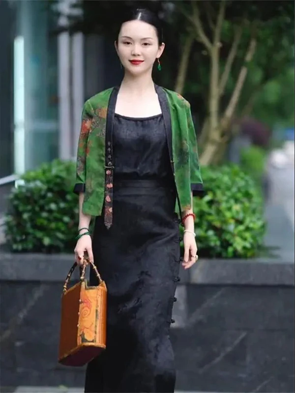 

Новый китайский модный комплект: женский осенний костюм 2025 года с цветными блоками, куртка и юбка миди с высокой талией, комплект из двух предметов