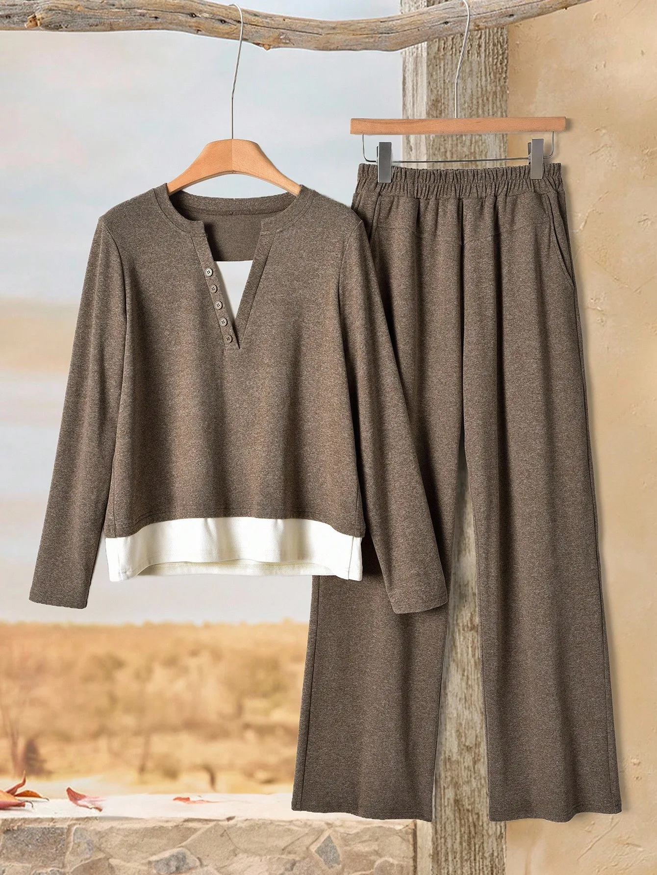 

Женский коричневый домашний комплект с контрастным подолом: топ с пуговицами и брюки на резинке
