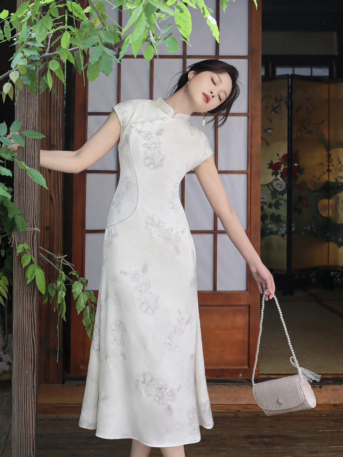 

Новинка лета: китайское платье-русалка из глянцевого атласа с эффектом чернильного размытия, черно-белое, с коротким рукавом