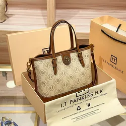 Borsa da donna tenuta in mano di marca di lusso 2024 autunno e inverno nuova borsa a tracolla temperamento di fascia alta stilista