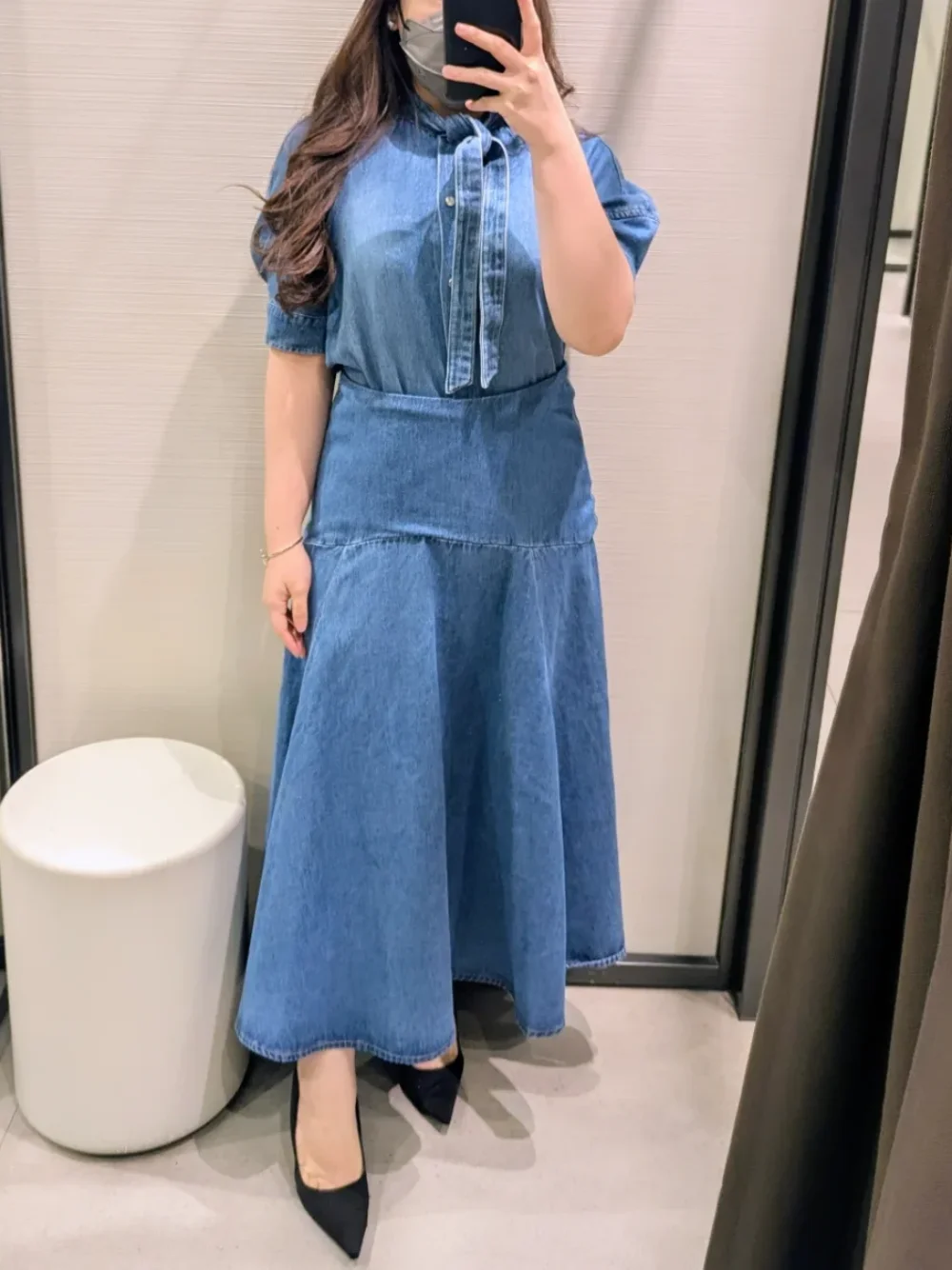Gonna di jeans decorata con fiocco da donna e camicia con scollo a V con maniche a palloncino Set completo a due pezzi in puro colore a vita alta