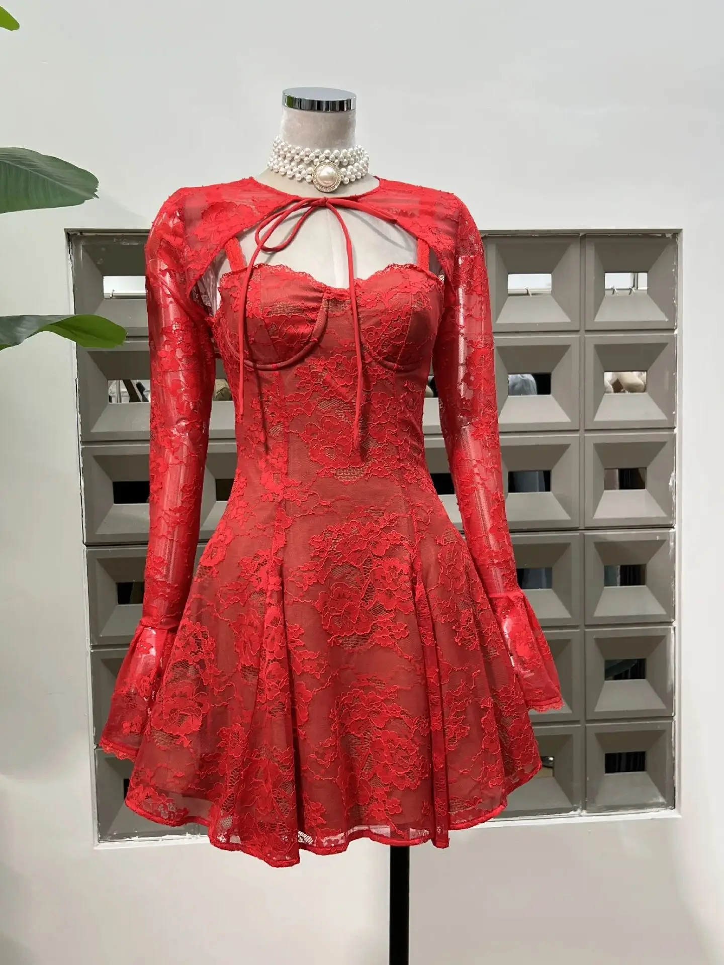 Nowa damska koronkowa suknia ślubna z ażurowymi wycięciami, długimi rękawami dzwonkowymi, czystym designem, dopasowana, bez pleców, na imprezę i wieczór.