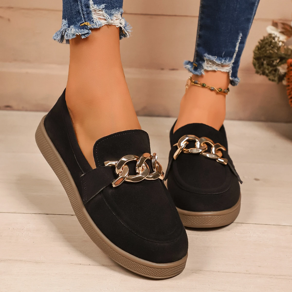 Women's Casual Flannel Flat-bottomed Loafers Spring and Autumn New Metal Chain Decorative Round Anti-slip Low-top Shoes.