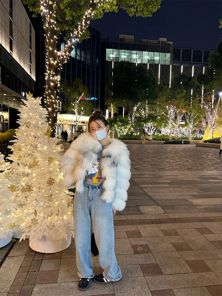 Biały futrzany płaszcz damski, designerski, naturalne futro, odzież wierzchnia, dojazdy do pracy, zapinany na zamek, długi płaszcz.