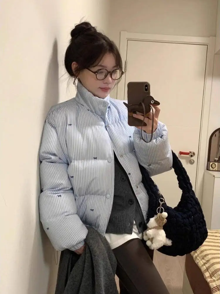 Niebieski, biały, puchowy płaszcz damski, letni, luźny krój, płaszcz ort, wzór w paski z węzłem.