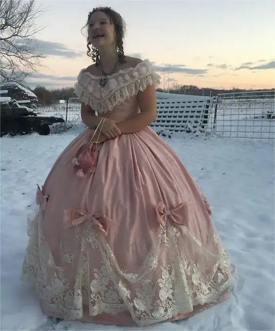 1865s Victorian Civil War Princess Ball Gown Historical Pink Puffy Lace Floral Dress Off Shoudler Evening Gown Tea Party Dress