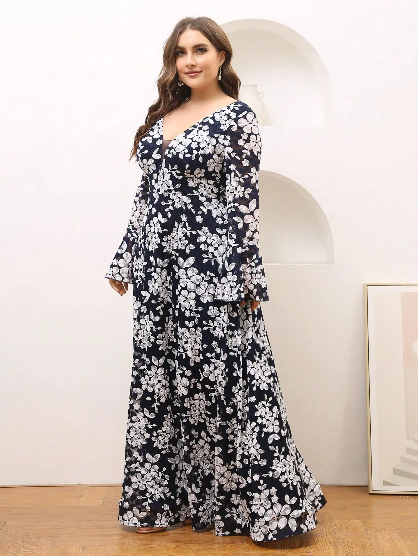 تنورة على شكل حرف V من الدانتيل على شكل زهر الكرز وأكمام كبيرة واسعة #6