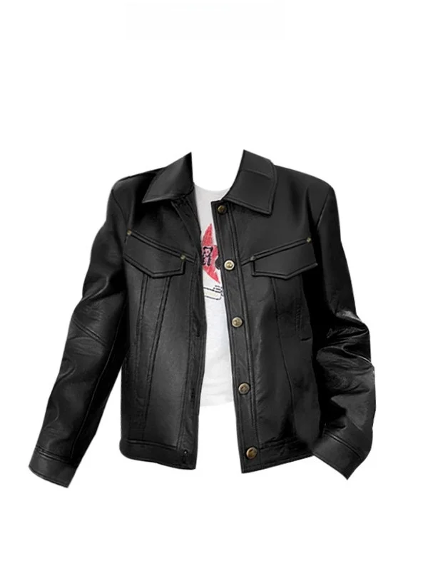 جاكيت جلد أسود نسائي كاجوال بتصميم أنيق مع ياقة مزينة بالمسامير، ملمس فاخر، سحاب علوي، تصميم فضفاض مناسب للتنقلات اليومية.