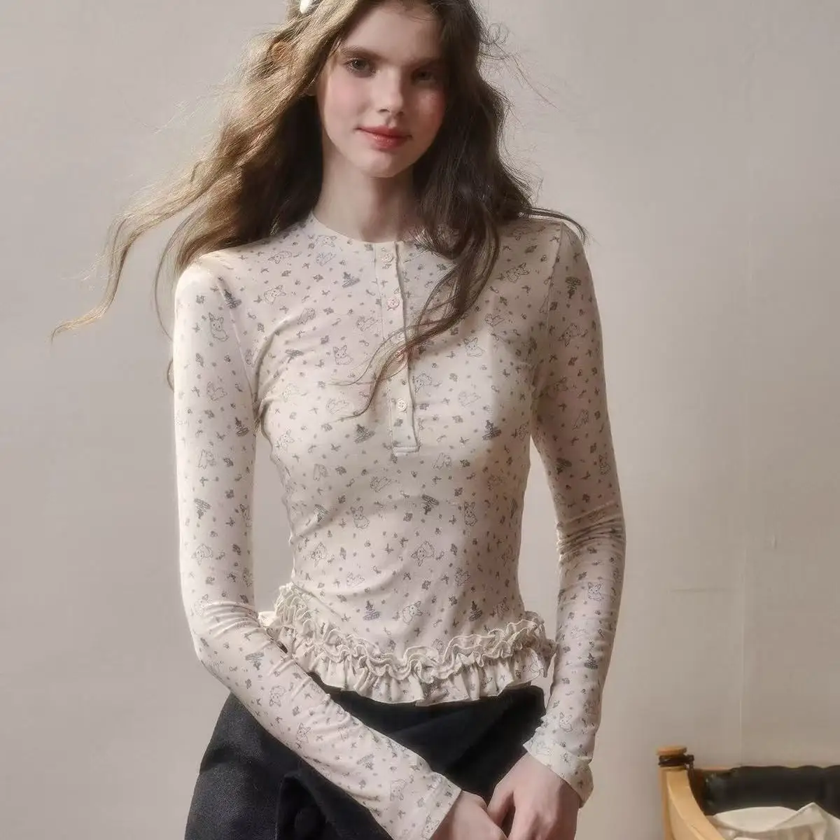 

Женская футболка с круглым вырезом и кружевной отделкой по низу, с принтом, для весны и осени, удобная и универсальная, уникальная и облегающая.