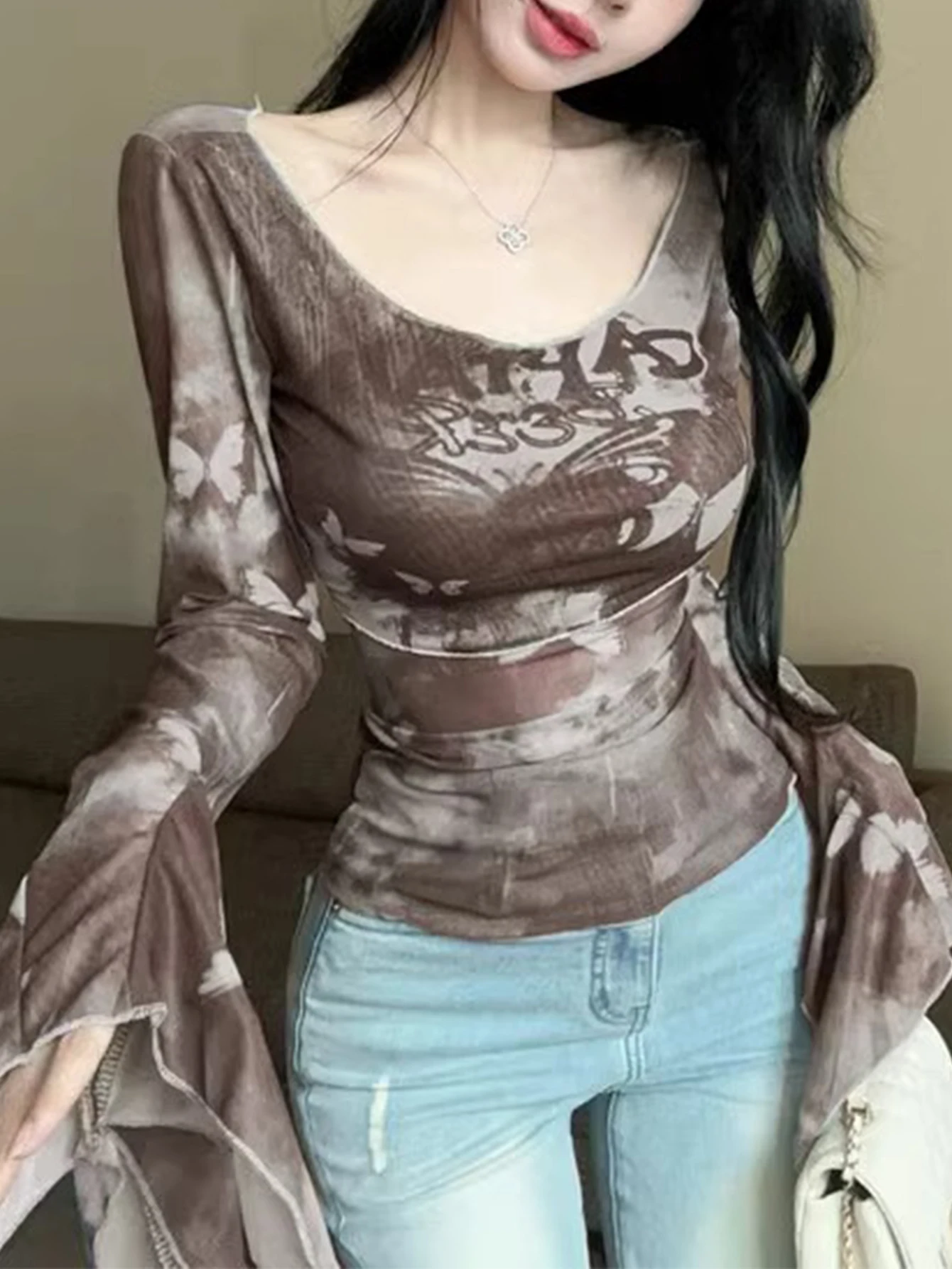 

Осенние футболки 2025 г., женские повседневные футболки с графическим принтом и длинными расклешенными рукавами, с круглым вырезом, облегающие уличные футболки