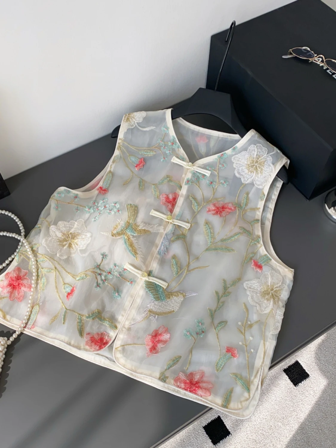 

New Chinese Sle Svel Lace Vest Women Summer Button Thin Heavy Embroidery Design Beautiful Lady Top Trendy