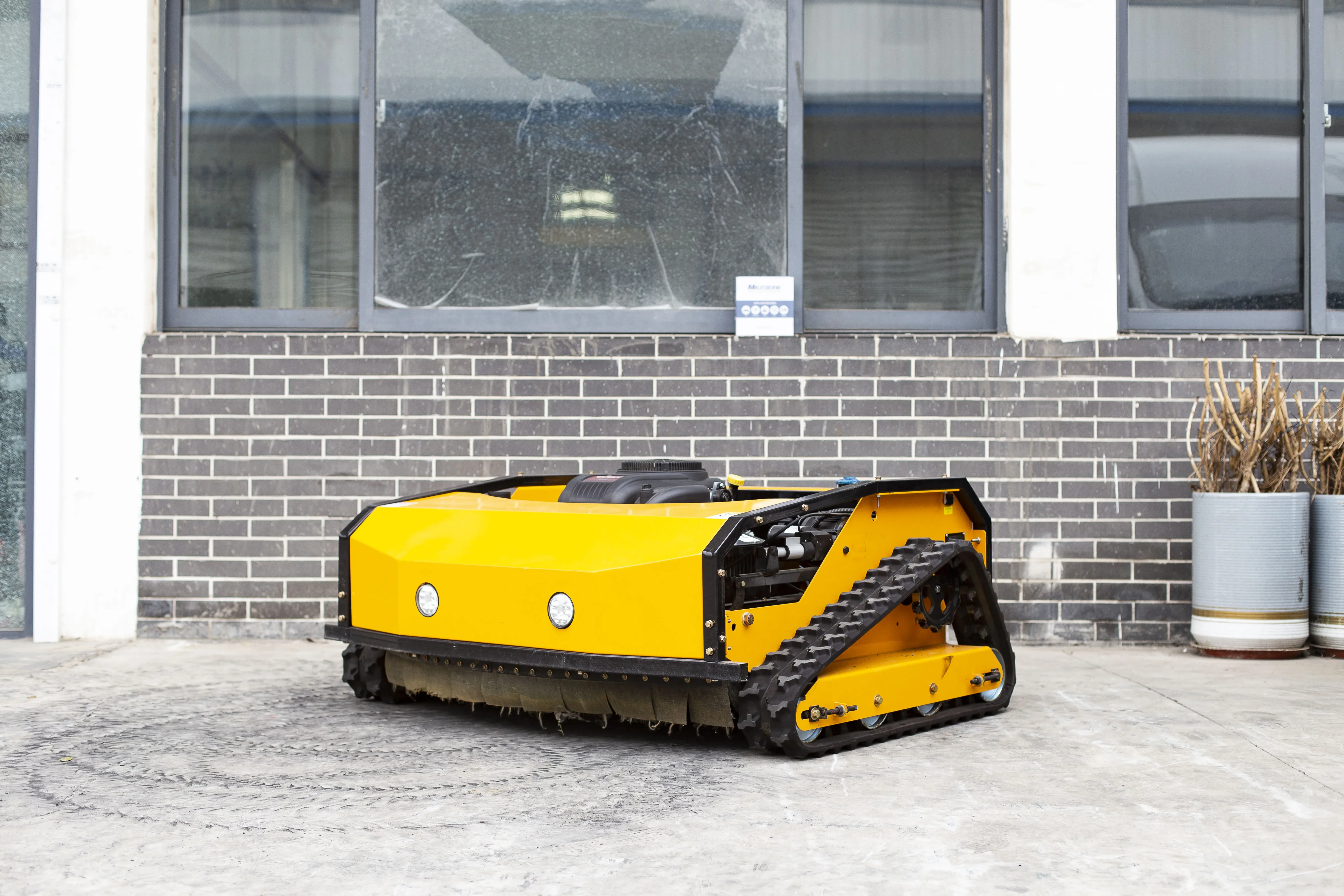Industrial Grade Harnze HZ-1000L Remote Control Powered Lawn Mower Automatic Mowing 550-1000mm Cutting