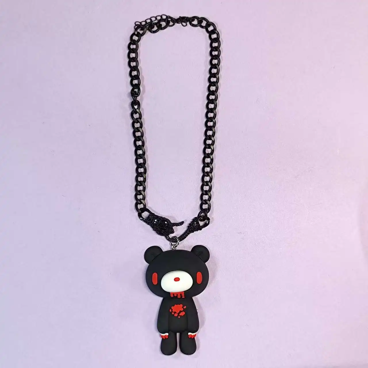 قلادات فريدة من نوعها: سلاسل مكتنزة سوداء/فضية، دلايات الدب الدموي باللون الأسود والوردي. الوقوف - خارج القطع القوطية.