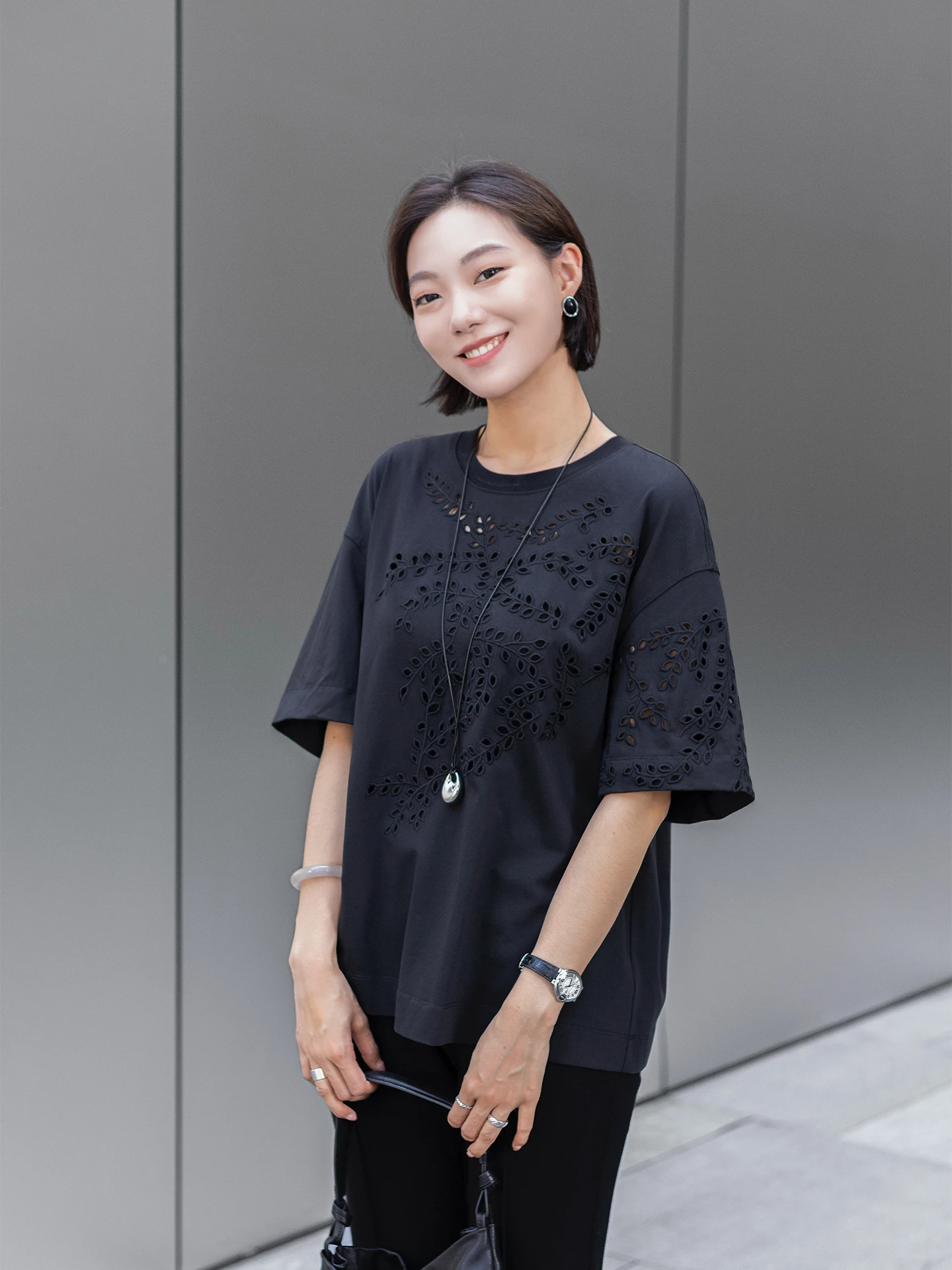 

Модная футболка с вышивкой и ажурными вставками, с коротким рукавом, сложной вышивкой, круглым вырезом, повседневная, свободного кроя, летняя новинка