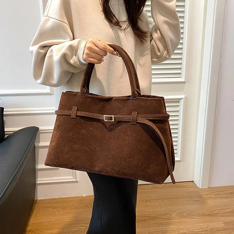 Thumbnail 3 - #4 Trending Leather Shoulder Bags Right Now