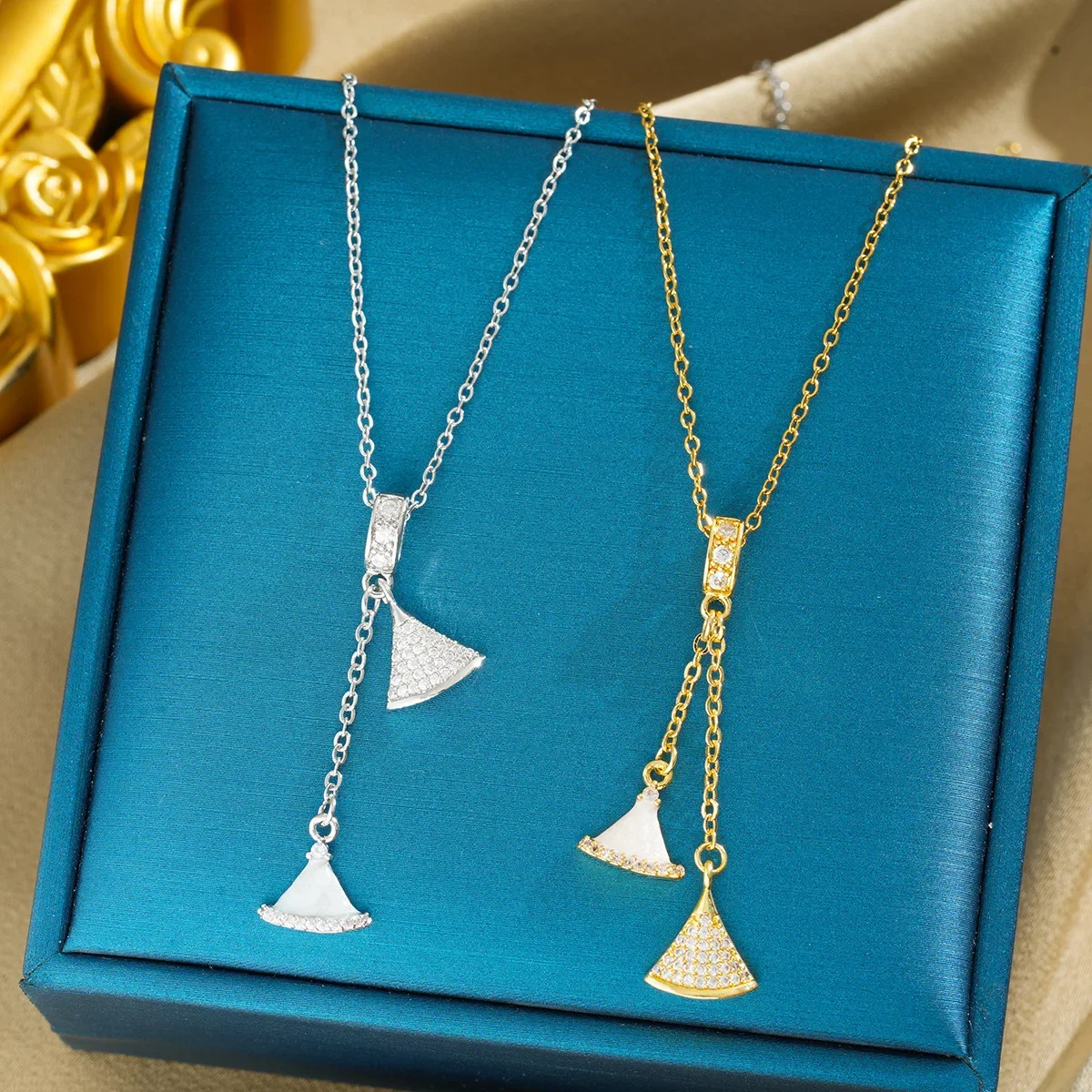 Ожерелье в форме веера с гальванической цепочкой на ключицу из чистого золота — это универсальное высококачественное женское колье.